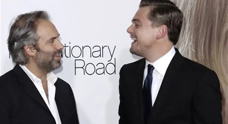 Frank-Wheeler-DiCaprio-kaempfte-im-Zweiten-Weltkrieg-an-der-Front-besuchte-eine-renommierte-Universitaet-und-muss-Mitte-der-1950er-Jahre-erkennen-dass-er-seinen-oeden-Buerojob-in-New-York-hasst-und-das-Leben-in-der-blitzsauberer-Vorstadtidylle-graesslich-findet