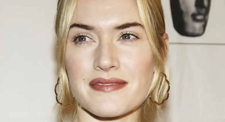 Jedoch-fuer-diese-Tragoedie-scheint-es-keinen-Schuldigen-zu-geben-Die-Dinge-passieren-einfach-Franks-freudloser-Seitensprung-mit-der-Sekretaerin-ebenso-wie-Aprils-alkoholisierter-Beischlaf-mit-dem-Nachbarn-im-Auto