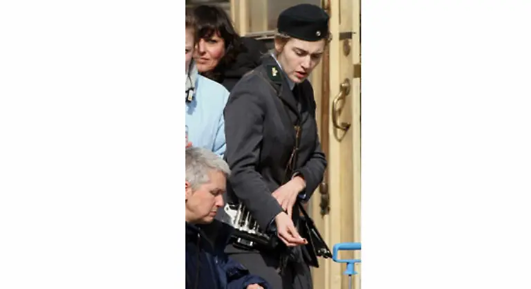 in-die-deutlich-aeltere-Schaffnerin-Hanna-Schmitz-verliebt