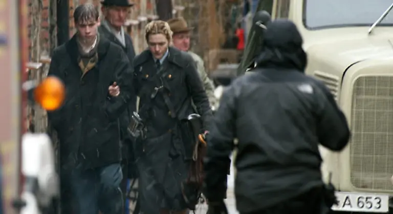 Als-Jurastudent-begegnet-er-ihr-Jahre-spaeter-bei-einem-Kriegsverbrecherprozess-im-Gerichtssaal-wieder-wo-Schmitz-als-fruehere-KZ-Aufseherin-auf-der-Anklagebank-sitzt