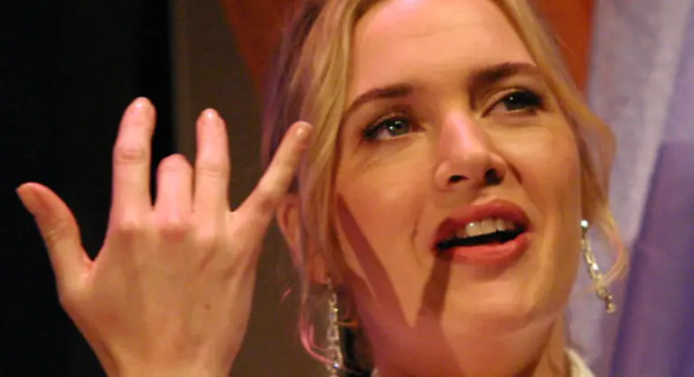 Die-Darsteller-sprechen-Englisch-mit-schwachem-deutschen-Akzent-Er-wollte-diese-Geschichte-ueber-das-unerledigte-Kapitel-der-deutschen-Nachkriegszeit-zu-einem-internationalen-Film-machen-sagte-Autor-Bernhard-Schlink-der-New-York-Times