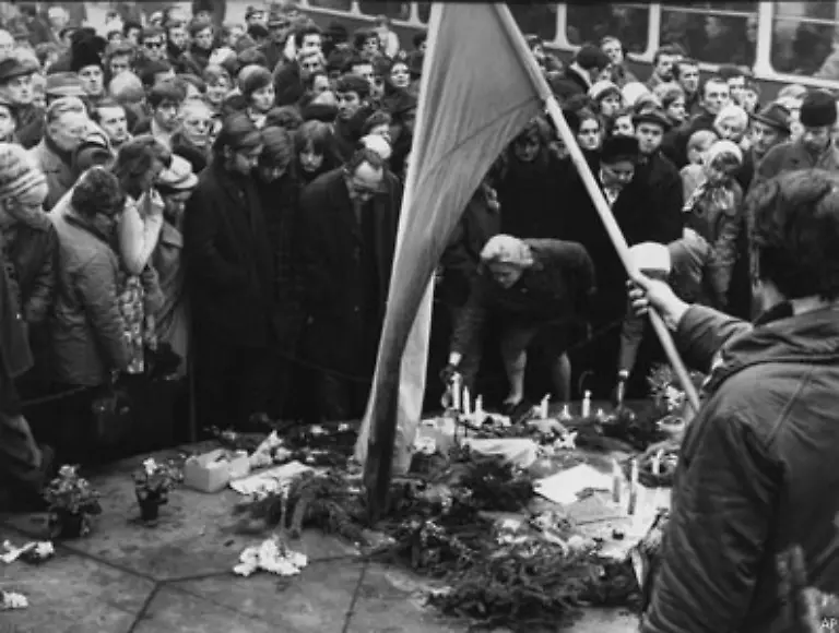 Da-unser-Land-davor-steht-der-Hoffnungslosigkeit-zu-erliegen-begruendete-der-20-Jaehrige-seinen-Selbstmord-in-einem-Abschiedsbrief