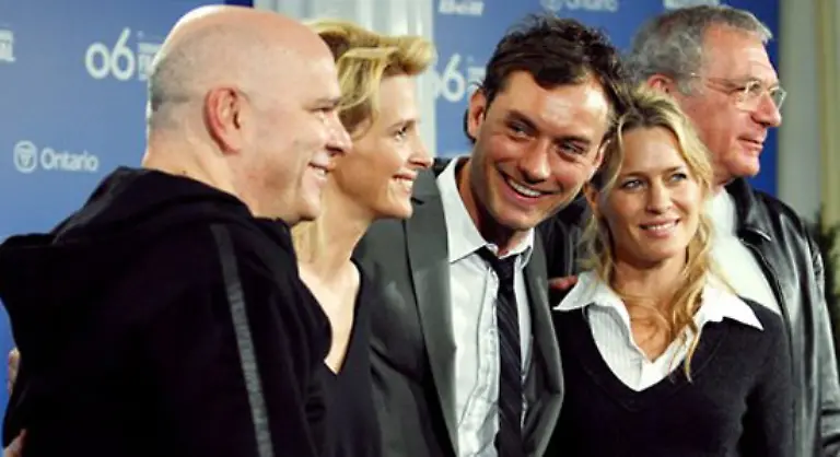 Die-Produzenten-Sydney-Pollack-r-und-Anthony-Minghella-l-starben-im-Verlauf-der-Dreharbeiten-Minghella-mit-54-im-Maerz-nach-einer-Tumor-Operation-Pollack-erlag-mit-73-Jahren-im-Mai-einem-Krebsleiden