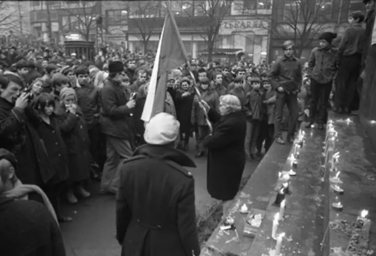 Nach-Palachs-Selbstverbrennung-versammelten-sich-hunderttausende-Anhaenger-des-Prager-Fruehlings-im-Zentrum-Prags-zu-einer-Trauerkundgebung-vor-den-Augen-sowjetischer-Soldaten