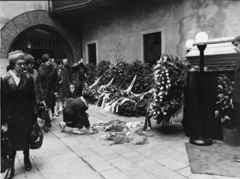 In-den-folgenden-Jahren-waren-die-Sicherheitskraefte-rund-um-den-Todestag-Palachs-regelmaessig-in-Alarmbereitschaft-Polizisten-ueberwachten-zeitweise-das-Grab-Palachs-in-Prag-um-zu-verhindern-dass-dort-Menschen-Blumen-niederlegten-und-Kerzen-anzuendeten