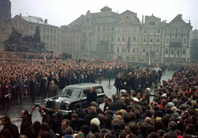 Als-das-sozialistische-Regime-beobachten-musste-wie-taeglich-mehr-Besucher-ans-Grab-kamen-bettete-man-den-Sarg-in-Palachs-Heimatstadt-Vsetaty-um-doch-auch-dorthin-pilgerten-dutzende-Menschen