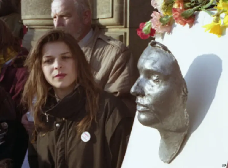 Die-Samtene-Revolution-war-erfolgreich-nach-der-Wende-von-1989-wurden-landesweit-dutzende-Plaetze-und-Strassen-nach-Palach-benannt-Gleich-zwei-Denkmaeler-mahnen-allein-am-Wenzelsplatz