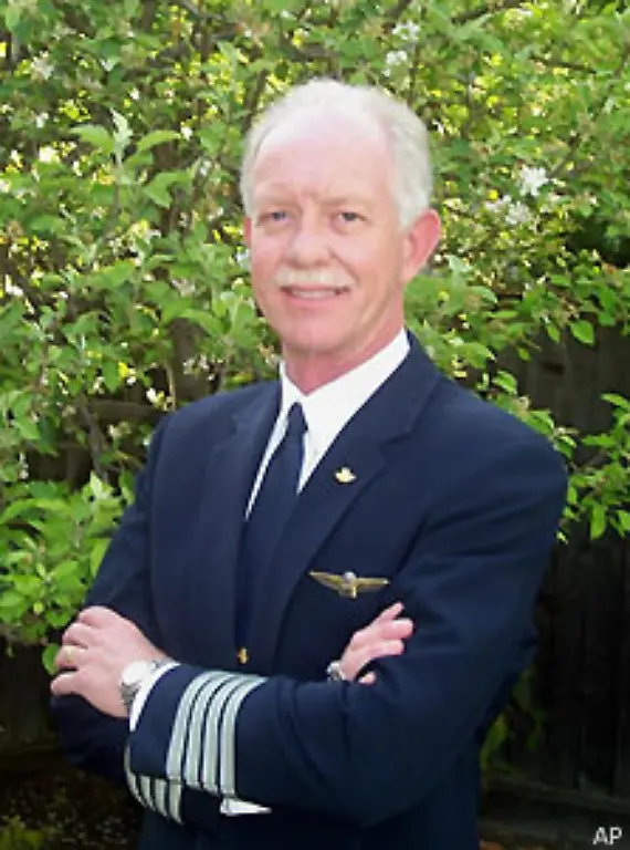 Doch-den-A329-der-US-Airways-fliegt-Chesley-B-Sully-Sullenberger-Der-fruehere-Kampfpilot-der-US-Luftwaffe-ist-seit-1980-bei-US-Airways-und-er-hat-eine-extrem-seltene-Gleitflugausbildung