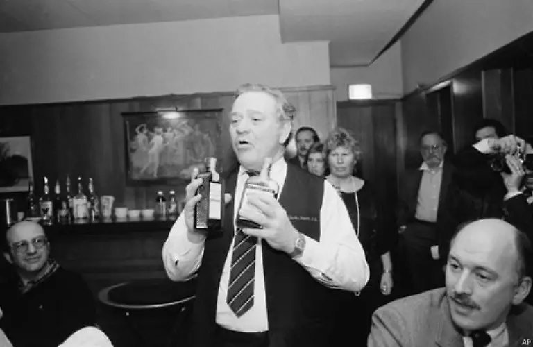 in-dunklen-Hinterzimmern-der-Grossstaedte-boomten-so-genannte-Fluesterkneipen-in-denen-der-illegale-Fusel-in-Stroemen-floss