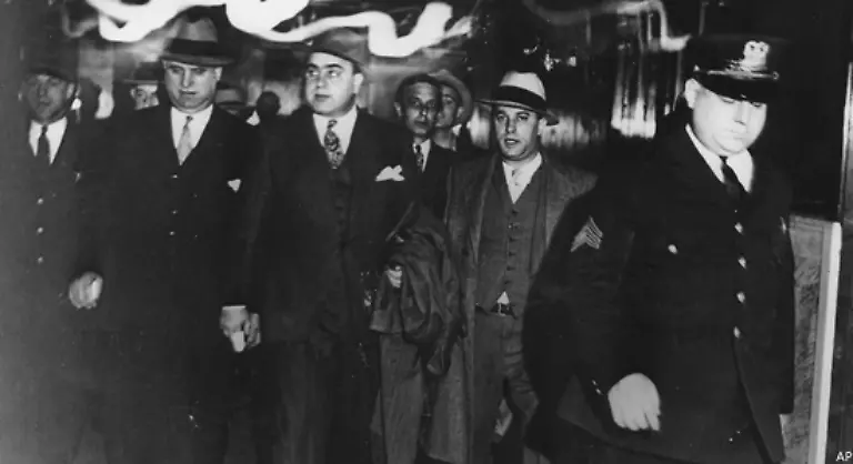 In-Chicago-wo-er-sein-Hauptquartier-aufschlug-und-10-000-Kneipen-kontrollierte-wurden-in-dieser-Zeit-mehr-Morde-veruebt-als-in-ganz-England-zusammen