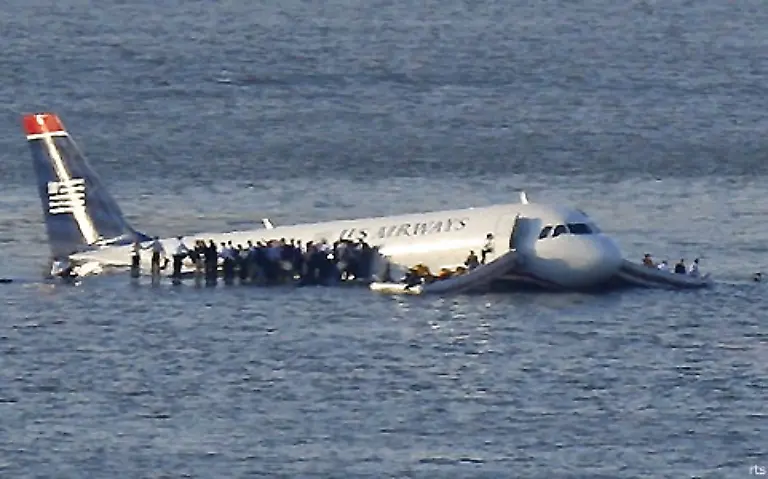 Doch-diesmal-geht-es-einfach-gut-Der-Hudson-River-ist-frei-keine-Faehre-kreuzt-den-Weg-des-Flugzeugs-Die-Maschine-bleibt-unversehrt