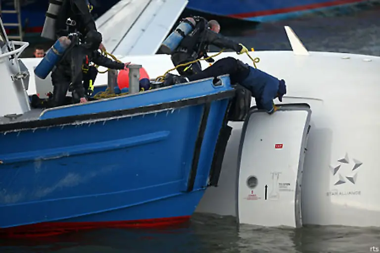 Am-Ende-geht-Sullenberger-das-Flugzeug-noch-zweimal-ab-und-vergewissert-sich-dass-niemand-mehr-an-Bord-ist-bevor-er-selbst-die-Maschine-verlaesst