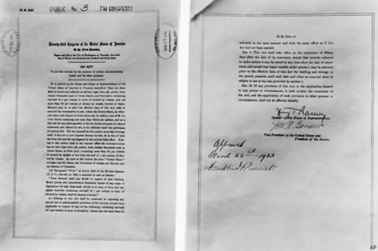 Als-Franklin-Roosevelt-im-Maerz-1933-die-Gesetzesnovelle-zur-Aufhebung-der-Prohibition-unterzeichnete-war-die-Erleichterung-gross