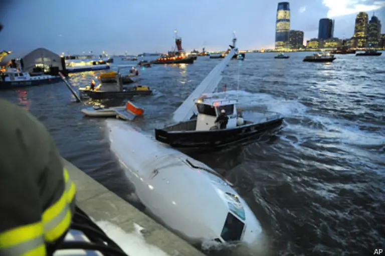 Sie-ziehen-das-Flugzeug-im-Laufe-des-Abends-rund-drei-Kilometer-flussabwaerts-und-befestigen-es-an-einer-Anlegestelle-des-Battery-Parks-an-der-Suedspitze-von-Manhattan