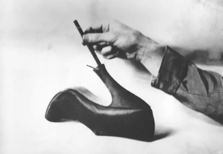 1948-existierte-sie-noch-in-drei-Staaten-Als-letzter-Bundesstaat-schaffte-Mississippi-die-Prohibition-1966-wieder-ab-Im-Bild-Ein-Schuh-in-dem-Alkohol-versteckt-ist