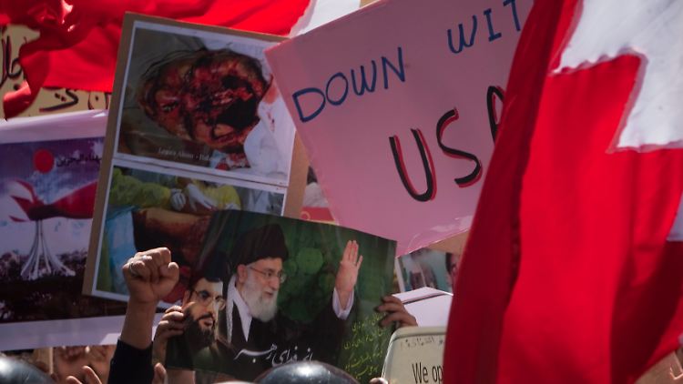 Zwischen Protest und Propaganda: Mit Saudi-Arabien und Iran erreichen die Unruhen in der arabischen Welt ganz andere Dimensionen.
