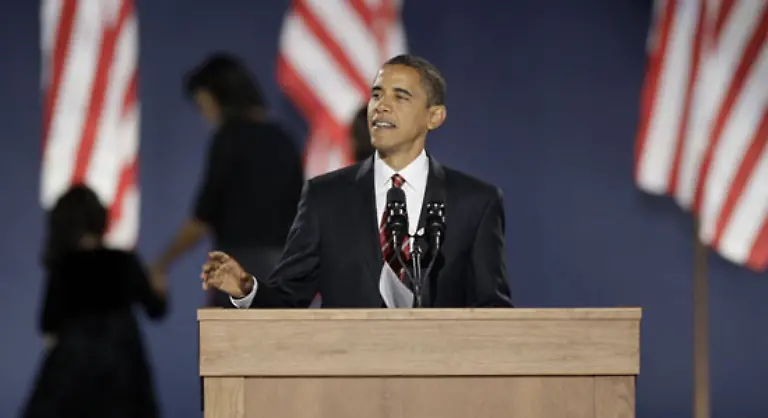 Change-has-come-to-America-rief-Barack-Obama-am-Wahlabend-vor-rund-200-000-jubelnden-Anhaengern-im-Grant-Park-von-Chicago