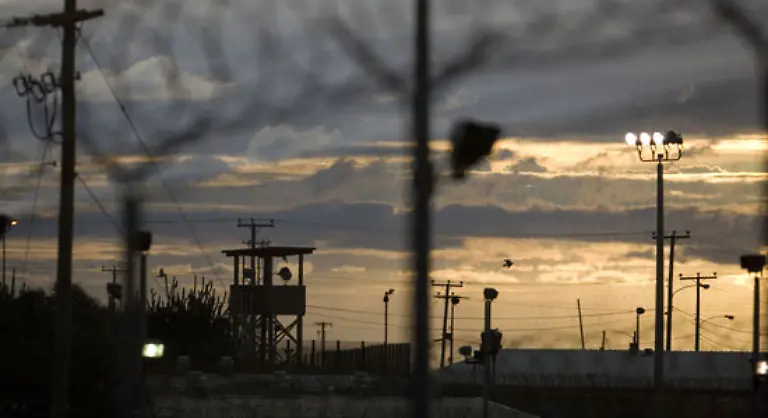 Obama-hat-bereits-eingeraeumt-dass-die-Schliessung-des-Lagers-in-den-ersten-100-Tagen-seiner-Amtszeit-nicht-moeglich-sein-wird