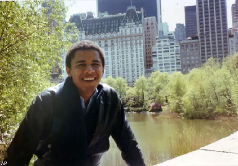 studiert-Obama-Politikwissenschaften-mit-dem-Schwerpunkt-internationale-Beziehungen-1983-macht-er-seinen-Abschluss