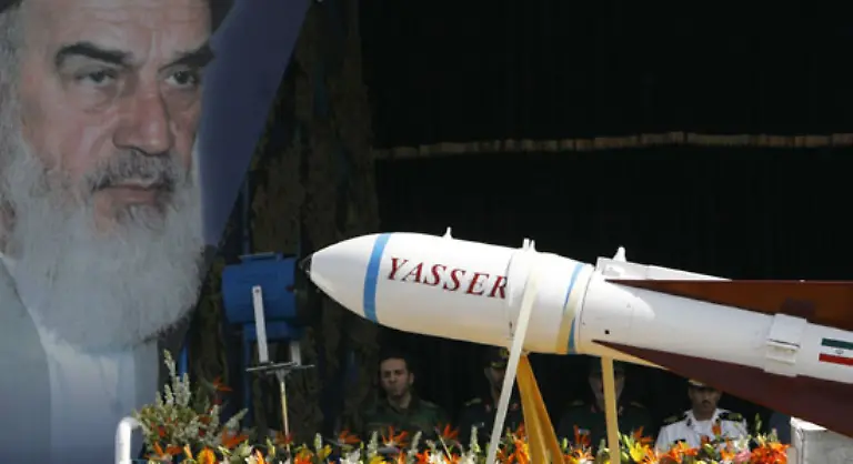 Damit-will-er-das-gegenseitige-Versprechen-des-Atomwaffensperrvertrags-endlich-einloesen-Die-Supermaechte-ruesten-ab-die-atomaren-Habenichtse-streben-keine-eigenen-Atomwaffen-an