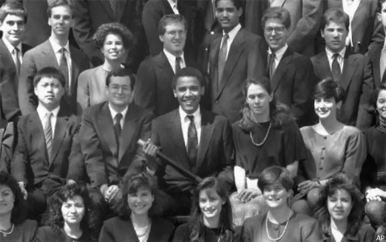 1990-wird-er-als-erster-Schwarzer-zum-Praesidenten-der-renommierten-Fachzeitschrift-Harvard-Law-Review-gewaehlt-ein-perfektes-Sprungbrett-fuer-eine-Karriere-als-Anwalt-Doch-Obama-geht-einen-anderen-Weg