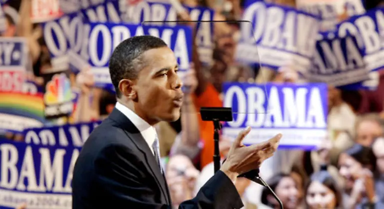 All-diese-Schritte-moegen-nur-politischen-Insidern-aufgefallen-sein-doch-im-Juli-2004-tritt-Obama-erstmals-ins-nationale-Rampenlicht-Er-steht-gerade-im-Wahlkampf-um-den-Senatorenposten