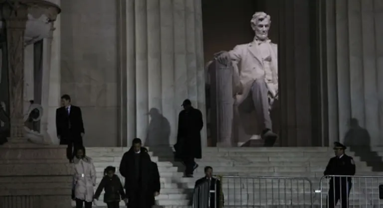 Sein-Konjunkturpaket-eine-Kombination-aus-Steuerentlastungen-und-staatlichen-Investitionen-in-die-Infrastruktur-soll-ein-Volumen-von-800-Milliarden-Dollar-haben-Obama-schliesst-aber-eine-Ausweitung-auf-ueber-eine-Billion-Dollar-nicht-aus-Eine-gigantische-Summe