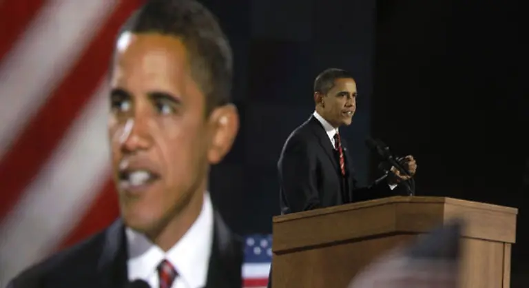 Obama-kennt-die-Gefahr-Erwartungen-zu-enttaeuschen-Was-vor-21-Monaten-im-tiefen-Winter-begann-darf-nicht-in-dieser-Herbstnacht-enden-beschwor-Obama-seine-Anhaenger-am-Abend-des-Wahlsiegs-im-Grant-Park-von-Chicago