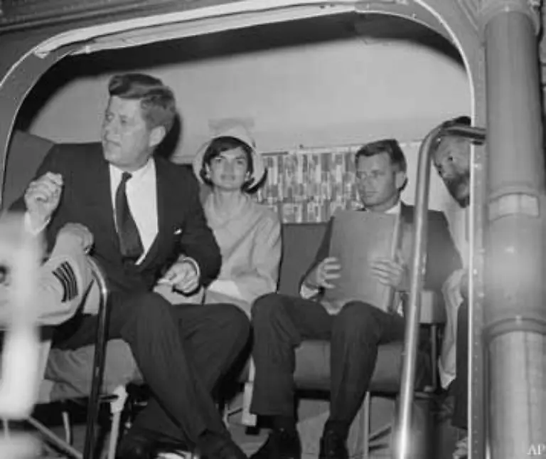 Immer-wieder-wird-er-mit-dem-von-1961-bis-1963-amtierenden-Praesidenten-John-F-Kennedy-verglichen-als-der-schwarze-Kennedy-oder-JFK-in-Schwarz-wird-er-zu-Beginn-seiner-Kandidatur-bezeichnet
