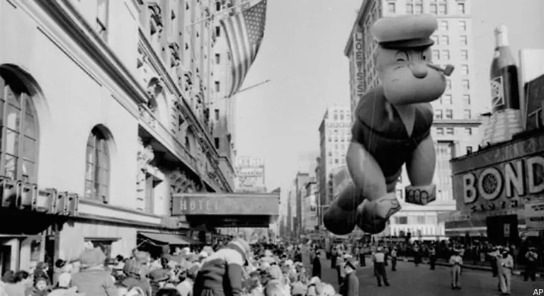 Erst-1932-begann-Popeye-sich-durch-exzessiven-Konsum-von-Spinat-uebermenschliche-Kraefte-anzueignen-Auf-wundersame-Weise-jagt-ihm-das-Gruenzeug-Baerenkraefte-in-die-taetowierten-Oberarme