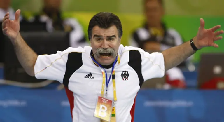 Dieser-Mann-schaut-nicht-immer-so-grimmig-Aber-fast-Heiner-Brand-ist-Bundestrainer-und-sorgt-dafuer-dass-seine-Jungs-bei-der-WM-in-Koatien-nicht-abheben-Schliesslich-gilt-es-den-Titel-zu-verteidigen