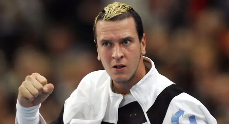 Apropos-nicht-schlecht-Pascal-Hens-ist-im-linken-Rueckraum-eine-grosse-Nummer-Spitzname-Pommes-Angeblich-weil-seine-Arme-frueher-so-duenn-wie-Kartoffelstaebchen-waren