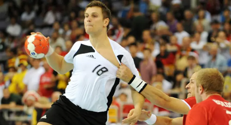 Michael-Kraus-der-in-der-Mitte-das-deutsche-Team-lenken-soll-Er-ist-der-Regisseur-der-im-besten-Fall-den-Takt-vorgibt-und-die-Spielzuege-bestimmt-Im-ersten-Spiel-aber-war-er-verletzt-Da-war-es-gut-dass-Martin-Strobel-mit-dabei-ist-Wie-erwaehnt-Auch-kein-Schlechter