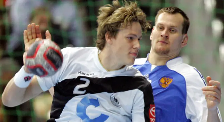 Nur-Ersatzmann-ist-Sven-Soeren-Christophersen-im-linken-Rueckraum-Das-ist-da-wo-Pommes-spielt-Vielleicht-rutscht-Christophersen-nach-der-Vorrunde-ins-Team-Aber-Pommes-ist-halt-wirklich-ein-Guter