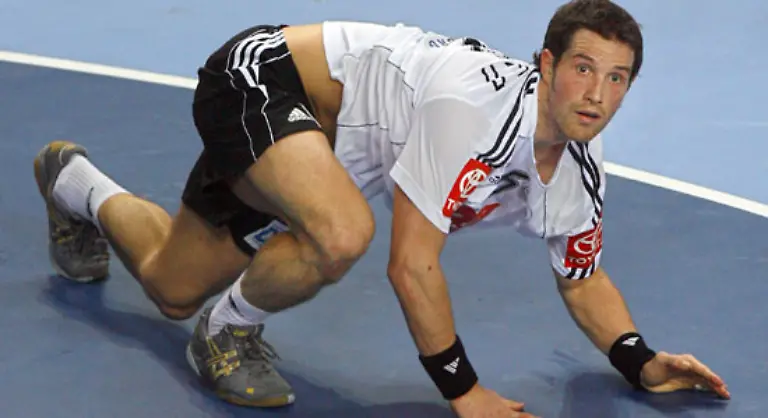 Torsten-Jansen-Der-ist-als-Linksaussen-fuer-Tore-zustaendig-ueber-400-hat-er-fuer-das-deutsche-Team-schon-geworfen-Ansonsten-hat-er-nach-Kroatien-einen-Haufen-Buecher-mitgenommen-Auch-nicht-schlecht