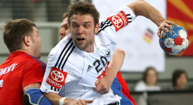 Fuer-Christian-Sprenger-ist-die-WM-schon-vorbei-bevor-sie-richtig-begonnen-hat-Er-hat-sich-im-ersten-Spiel-verletzt-und-ist-nach-Hause-gefahren-Das-ist-schlecht-fuer-ihn-und-fuer-die-Mannschaft