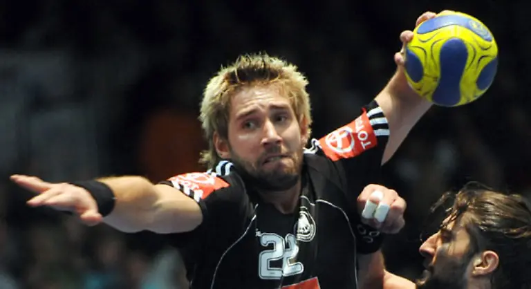 Fuer-ihn-muss-jetzt-Stefan-Schroeder-einspringen-der-ebenfalls-auf-Rechtsaussen-spielt