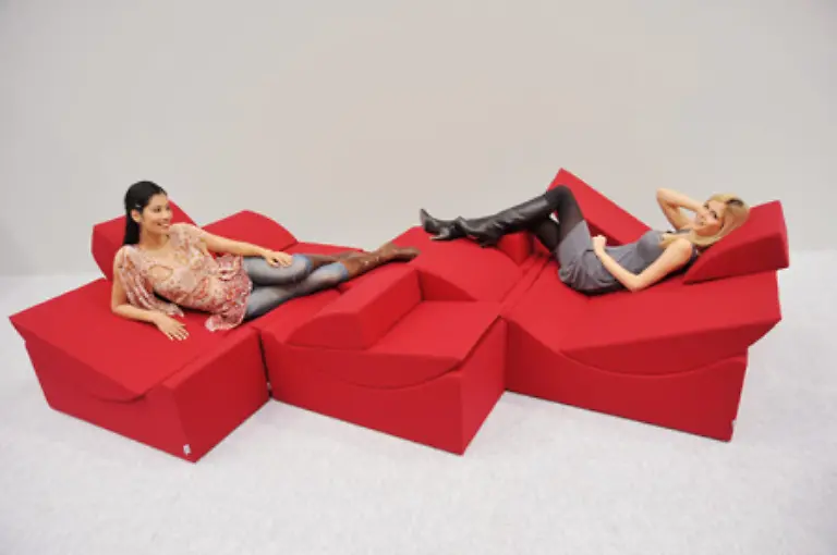 Nach-dem-Essen-laesst-sich-das-Ganze-in-eine-bequeme-Polster-Landschaft-umwandeln