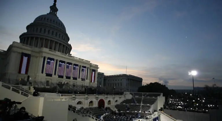 Lange-vor-dem-Morgengrauen-stroemen-die-Menschen-aus-allen-Himmelsrichtungen-zum-Kapitol-und-der-National-Mall