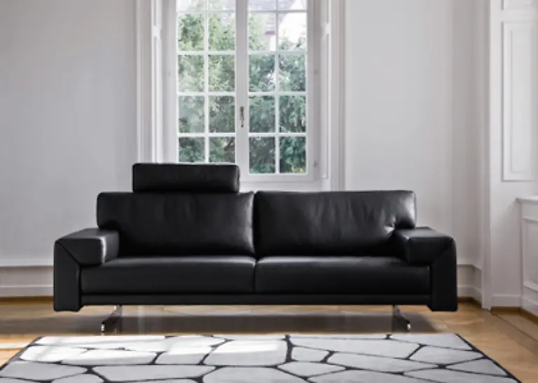 Schwarzes-Leder-wirkt-ja-gern-mal-wuchtig-Hier-allerdings-sehr-elegant-Interprofil-KG-Spirit