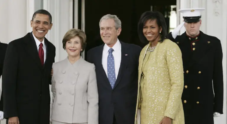 Derweil-statten-die-Obamas-dem-scheidenden-US-Praesidenten-einen-Besuch-ab-Das-Treffen-hat-fast-privaten-Charakter-gehoert-jedoch-ebenfalls-zu-den-zahlreichen-Traditionen-im-Ritual-der-Inauguration