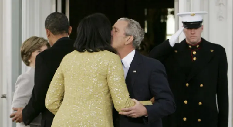 Fuer-Obama-ist-es-der-letzte-Besuch-im-Weissen-Haus-als-Gast-fuer-Bush-der-letzte-Auftritt-als-Gastgeber-dort-Hinter-dem-Weissen-Haus-stehen-Moebelwagen-Aus-und-Einzug-finden-parallel-statt-Auch-das-gehoert-zum-Tag-der-Inauguration