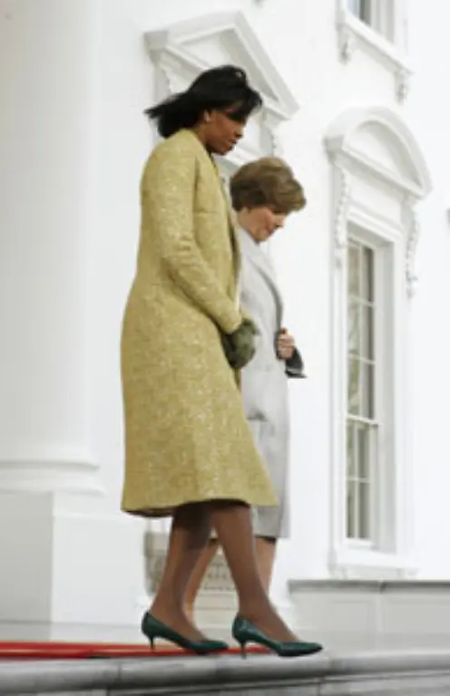 Zuerst-verlassen-Michelle-Obama-und-Laura-Bush-das-Weisse-Haus-Sie-fahren-gemeinsam-zum-Kapitol