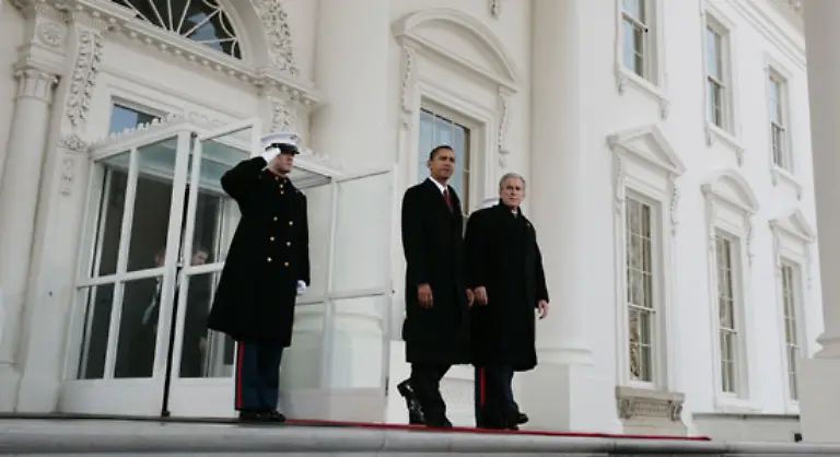 Als-letzte-treten-Barack-Obama-und-George-W-Bush-aus-dem-Amtssitz-des-Praesidenten-Sie-besteigen-den-Cadillac-der-Obama-als-Praesidentenauto-dienen-wird
