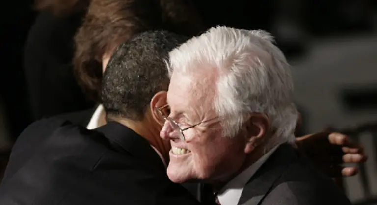 Obama-begruesst-Senator-Edward-Kennedy-der-ihn-schon-im-Vorwahlkampf-gegen-Hillary-Clinton-unterstuetzt-hatte