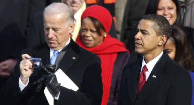 Joe-Biden-schaut-sich-Fotos-an-die-Malia-Obama-rechts-hinter-ihrem-Vater-gemacht-hat-In-der-Mitte-des-Bildes-Obamas-Schwiegermutter-die-ebenfalls-ins-Weisse-Haus-einzieht