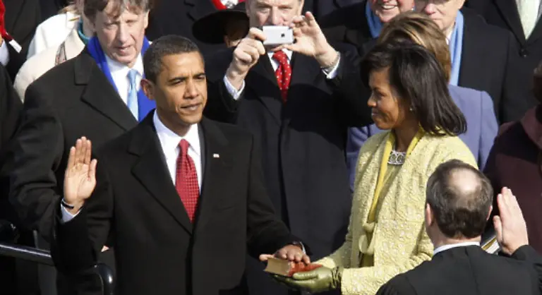 Es-ist-18-05-Uhr-laut-Verfassung-ist-er-seit-fuenf-Minuten-im-Amt-als-Barack-Obama-die-Eidesformel-spricht-Er-stockt-dabei-weil-John-Roberts-der-Oberste-Richter-der-USA-sich-verspricht