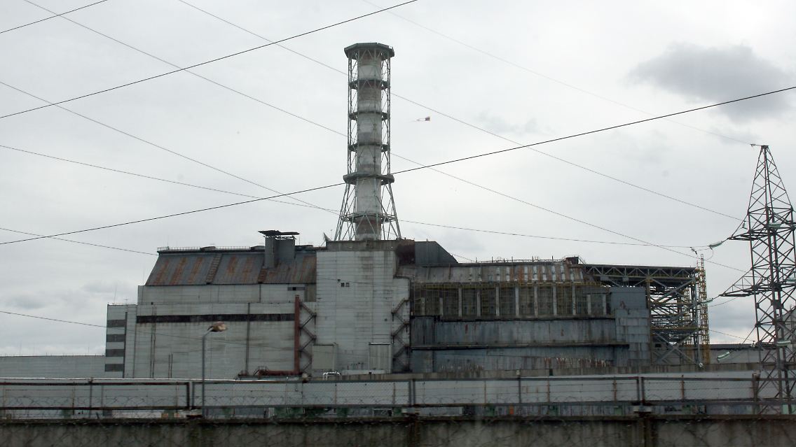 Blick auf den zerstörten Unglücksreaktor 4 des Kernkraftwerkes Tschernobyl.