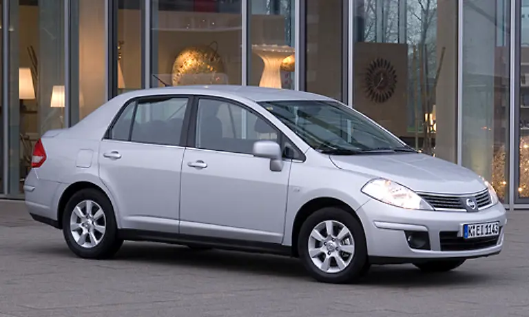 Aber-auch-aus-Fernost-kommen-Autos-die-man-bestenfalls-mit-Etikett-langweilig-belegen-koennte-Der-Nissan-Tiida-ist-so-ein-Beispiel-Das-Auto-das-sich-die-Basis-mit-dem-Renault-Clio-teilt-feiert-allerdings-in-Japan-und-den-USA-Verkaufserfolge