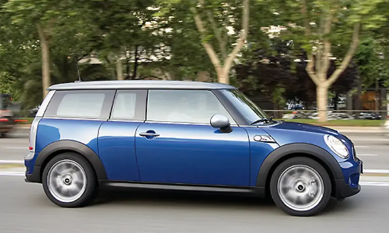 Es-gibt-auch-Minis-die-unsere-Leser-nicht-schoen-finden-Die-Kombi-Version-Clubman-hat-sich-einige-Stimmen-bei-unserer-Wahl-eingehandelt-Mit-dem-langen-Dach-verliert-er-natuerlich-etwas-an-Charme